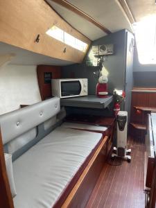 a small room with two bunk beds and a microwave at Voilier Miraflores in Cherbourg en Cotentin