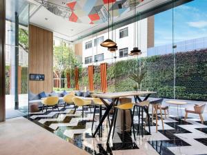a dining room with a table and chairs at ibis Bangkok Sukhumvit 24 in Bangkok