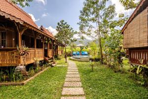 a path in the yard of a house at Green labak 2 in Silebeng