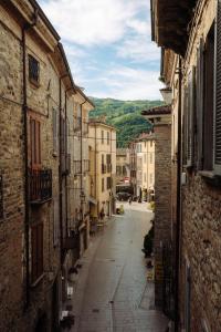 an empty street in a town with buildings at La casa del Ginkgo in Bobbio