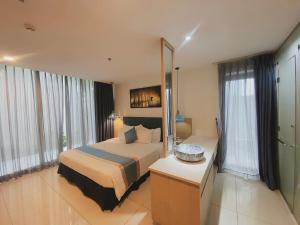 a hotel room with a bed and a large window at Tuệ House in Ấp Gia Thanh (1)