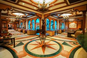 a large lobby with a large room with tables and chairs at Avari Lahore Hotel in Lahore