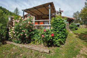 a house with flowers in front of it at Le Mas de la Rode in Saumane
