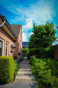 a walkway in a yard next to a house at MeerZee in Vrouwenpolder