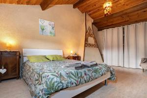 a bedroom with a bed and a wooden ceiling at Le Séchoir D'Alice in Saint-Germain-du-Salembre