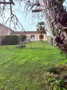 a yard with a house in the background at Aux Portes de La Roussille in Niort