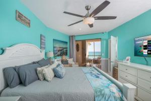 a bedroom with a bed and a ceiling fan at Sonoran Spa Amazing Oceanfront E206 in Puerto Peñasco