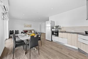 a kitchen and dining room with a table and chairs at Villa del Mar in Pula