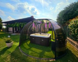 a hot tub in a dome greenhouse in a yard at B&B Margot in Albavilla