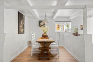 a dining room with a table and white walls at SJ342-Vamdrup-Holtvej-11-sommerhus in Vamdrup