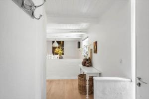 a living room with white walls and a white table at SJ342-Vamdrup-Holtvej-11-sommerhus in Vamdrup