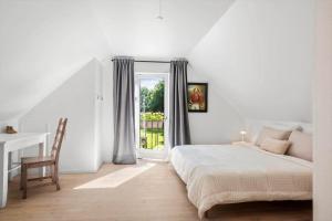 a bedroom with a bed and a desk and a window at SJ342-Vamdrup-Holtvej-11-sommerhus in Vamdrup