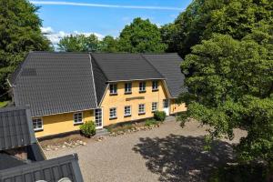 an overhead view of a yellow house with a black roof at SJ342-Vamdrup-Holtvej-11-sommerhus in Vamdrup