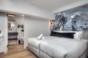 a bedroom with a bed and a painting on the wall at דיאמנט - Diamond in Safed