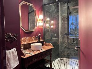 a bathroom with a sink and a shower at LE PORTO RICO, Hypercenter, Air conditioning in Mâcon