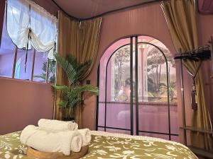 a bedroom with a bed with towels on it at LE PORTO RICO, Hypercenter, Air conditioning in Mâcon