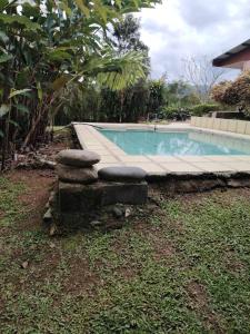 ein kleines Schwimmbecken mit aitatingificialificialificialificialificialificialificialificialificial in der Unterkunft Apto 5 in Cartago