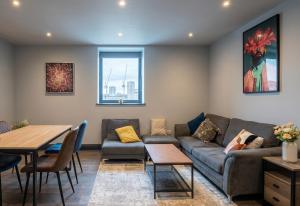 a living room with a couch and a table at Spacious one bedroom flat- super fast Wifi - slp4 -SHIP02 in Brighton & Hove