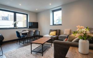 a living room with a couch and a table at Spacious one bedroom flat- super fast Wifi - slp4 -SHIP02 in Brighton & Hove