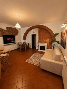 a living room with a couch and a table at Residenza Vittoria nell'Antico Borgo in Piombino