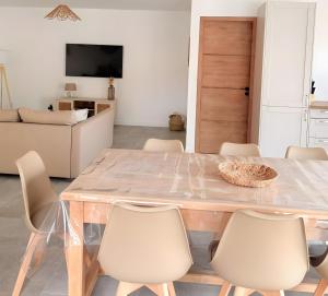 a dining room with a table and chairs at Gite Ô’Violetis in Domvast
