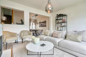 a living room with a couch and a table at Villa Duinbergen - Séjour Familial à Knokke-Heist in Knokke-Heist +34 photos