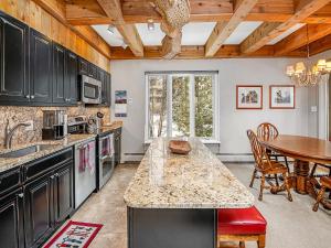 eine Küche mit Tisch und Esszimmer in der Unterkunft Tree Top Condo in Vail