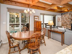 ein Esszimmer mit einem Holztisch und Stühlen in der Unterkunft Tree Top Condo in Vail + 17 Fotos