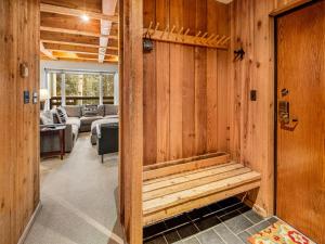 ein Zimmer mit einer Holzwand und einer Bank in der Unterkunft Tree Top Condo in Vail