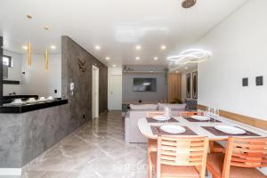a dining room and kitchen with a table and chairs at Full stay with pool just 350m from the beach in Porto Seguro | PRY in Porto Seguro