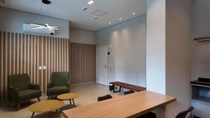 a meeting room with chairs and a table and a table at Ip Alto do Ipiranga by Xtay - Estúdio novo com cozinha e a 1 quadra da estação Alto do Ipiranga in São Paulo