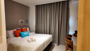 a hotel room with a bed with towels on it at Ip Alto do Ipiranga by Xtay - Estúdio novo com cozinha e a 1 quadra da estação Alto do Ipiranga in São Paulo +18 photos