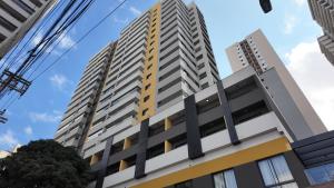 a view of a tall building at Ip Alto do Ipiranga by Xtay - Estúdio novo com cozinha e a 1 quadra da estação Alto do Ipiranga in São Paulo