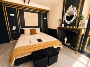 a bedroom with a large bed and a mirror at Studio Royal Saint-Omer Centre in Saint-Omer