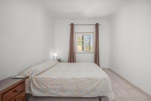 a bedroom with a bed and a window at Casa Sol in Praia do Carvoeiro