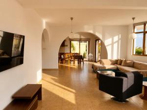 a living room with a couch and a table at Mariandy Villa 2 in Coral Bay
