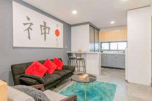 a living room with a couch and a table at Tokio Loft Loft Moderno en Centro de Durango in Durango