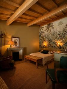 a bedroom with a bed and a painting on the wall at Studio Rétro in Tournus