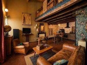 a living room with a couch and a table at Studio Rétro in Tournus