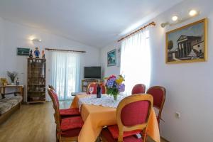 a dining room with a table and chairs at Holiday house Bruno in Savar