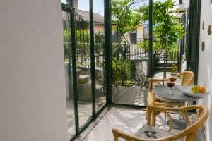 a patio with a table and chairs on a balcony at Trebbiano Rubicone in Gravedona