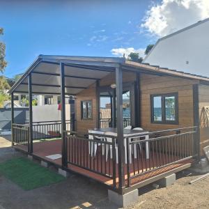 ein kleines Haus mit Veranda und Tisch in der Unterkunft vavane in L’Étang-Salé