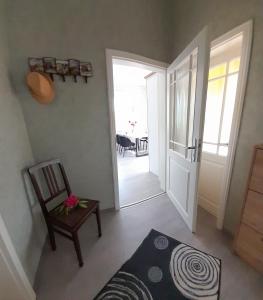 a hallway with a door and a chair and a table at Sandstein-Oase in Reinhardtsdorf