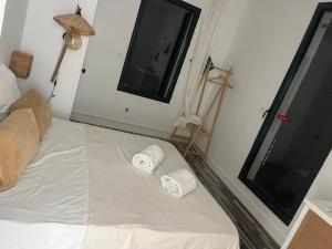 a bedroom with two rolls of towels on a bed at Plage 200m in Saint-Cyr-sur-Mer
