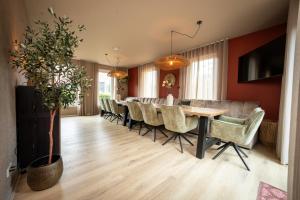 a dining room with a table and chairs at Othmar 't Lagerhuys - Groepsaccommodatie in Ootmarsum