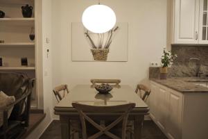 uma cozinha com uma mesa com uma tigela em La Casa dels Abeuradors em Gandesa