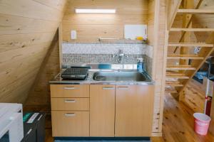a kitchen in a tiny house with a sink at 自然満喫 野上平ロッジ in Kirishima