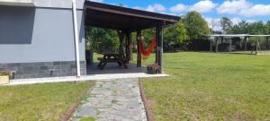 a pavilion with a picnic table in a yard at La quinta de Hostal in Rosario