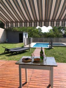 a table with two plates of food and a bottle of wine at La quinta de Hostal in Rosario