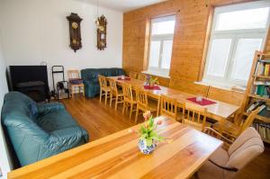 a living room with a table and chairs at Maxova Bouda in Josefŭv Dŭl